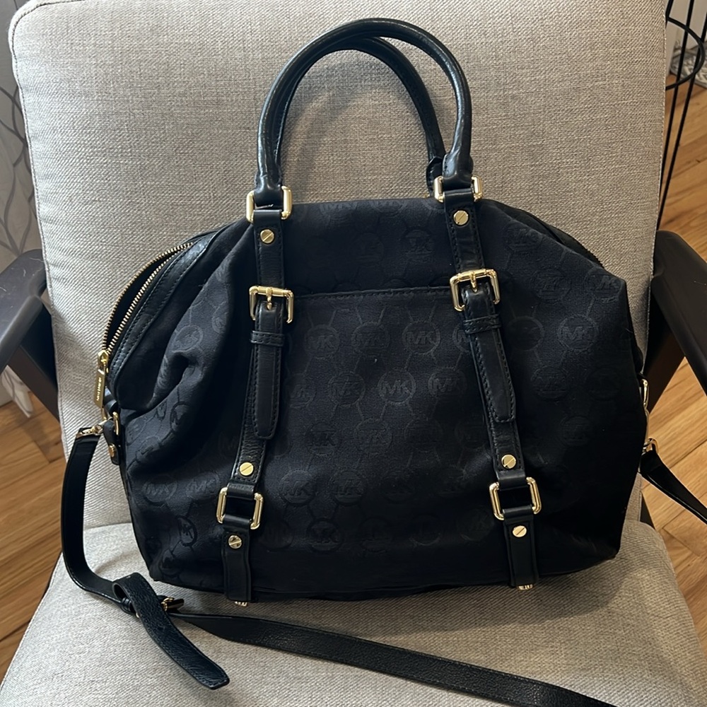 Pre-owned like new Michael Kors crossbody/tote bag.
